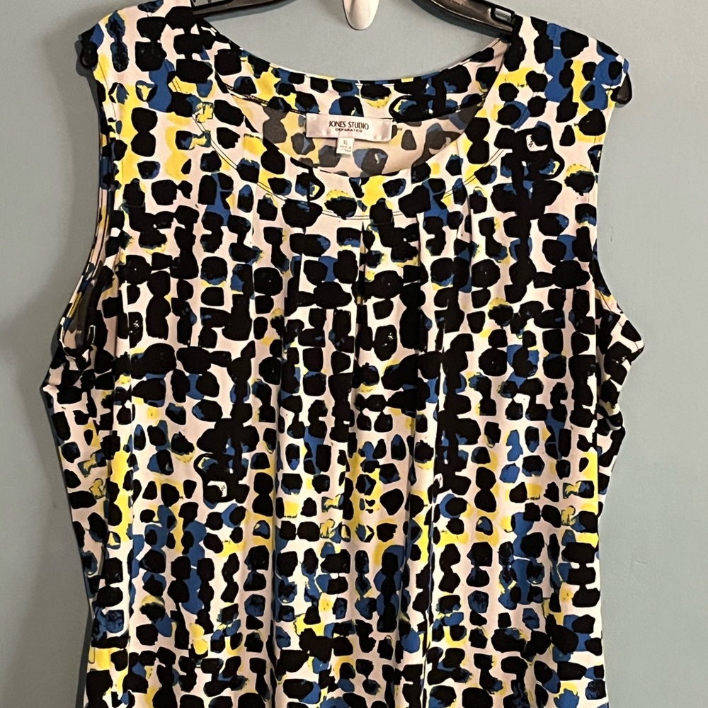 SELLING JONES TOP SIZE XL COLOR BLACK & YELLOW SLEEVELESS CONDITION  PRE-OWNED.